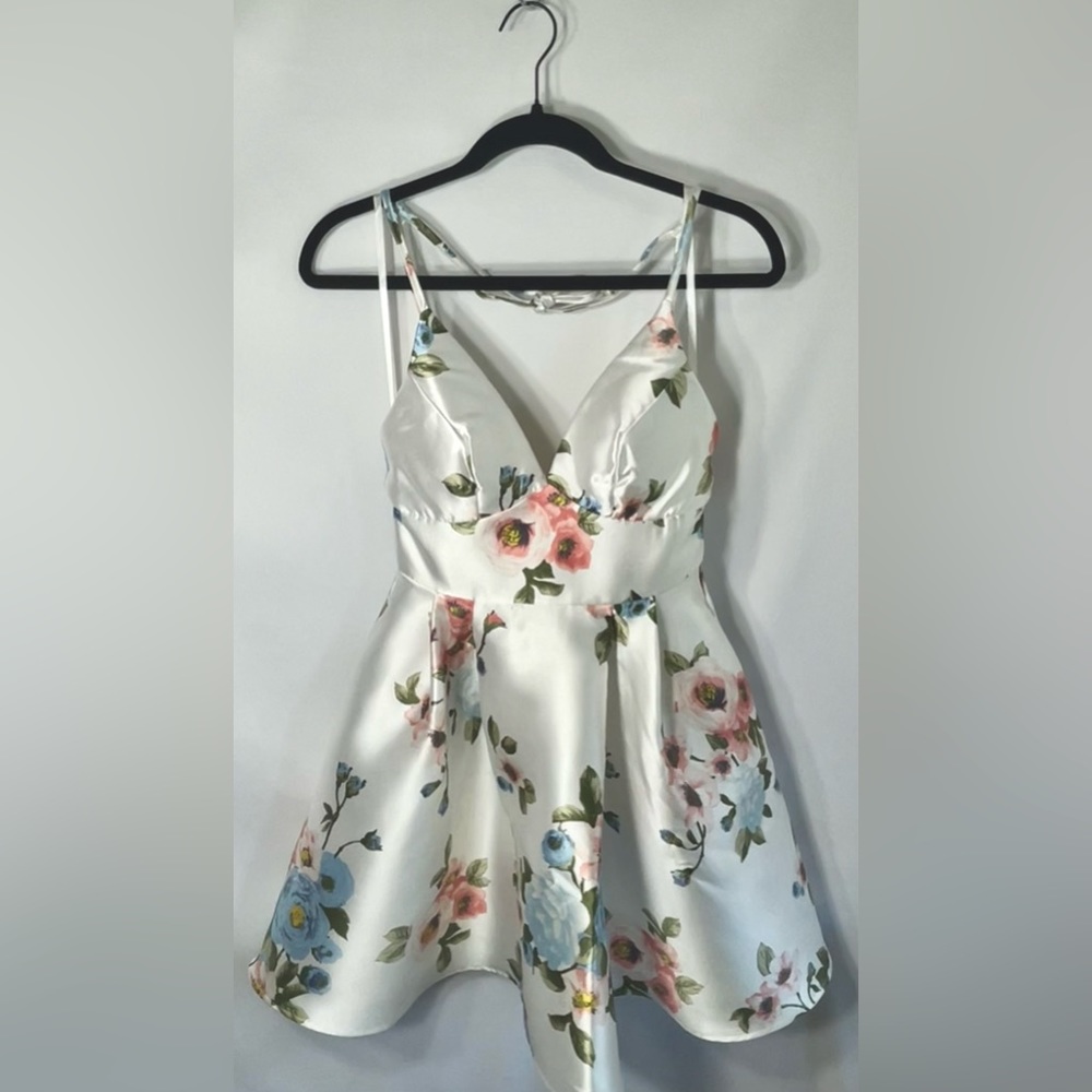 B Darlin, White Flower Flared Dress size 5/6